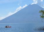 Os caiaques são muito populares na Laguna Atitlán, na Guatemala. Ao fundo, o vulcão San Pedro